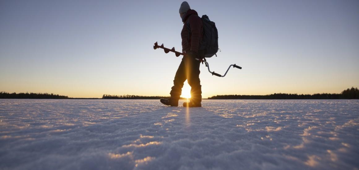 Pilkkijä järven jäällä