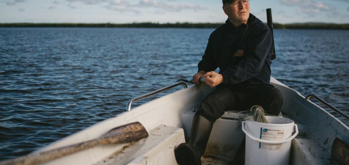 Kalastaja laskemassa verkkoja