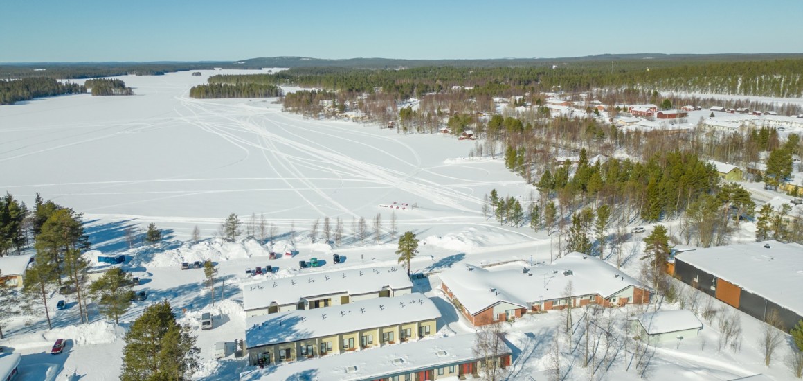 Sairaalantie 3 rivitalot ilmasta kuvattuna Posionjärvelle päin