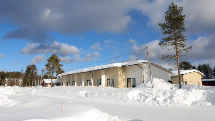 Sairaalantie 3 rivitalo ulkoa kuvattuna aurinkoisena talvipäivänä
