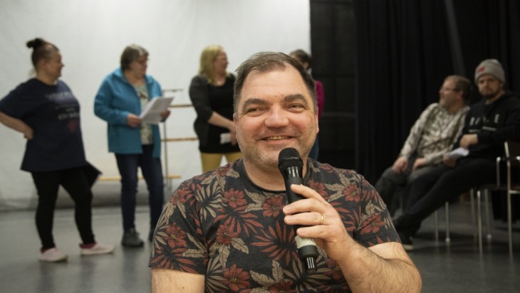 Pomppa-teatterin Janne Pätsi lavalla mikki kädessä