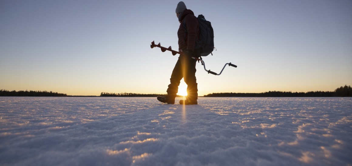 Pilkkijä järven jäällä