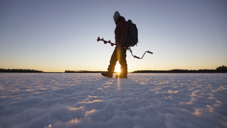 Pilkkijä järven jäällä