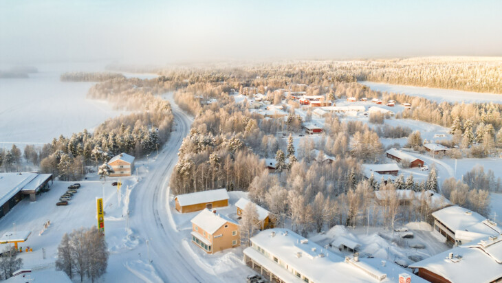 Kuvassa talvinen Posion kylänraitti.