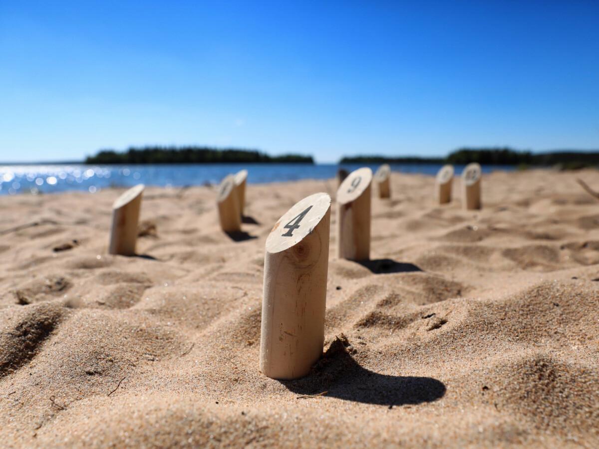 Mölkky-peli hiekkarannalla