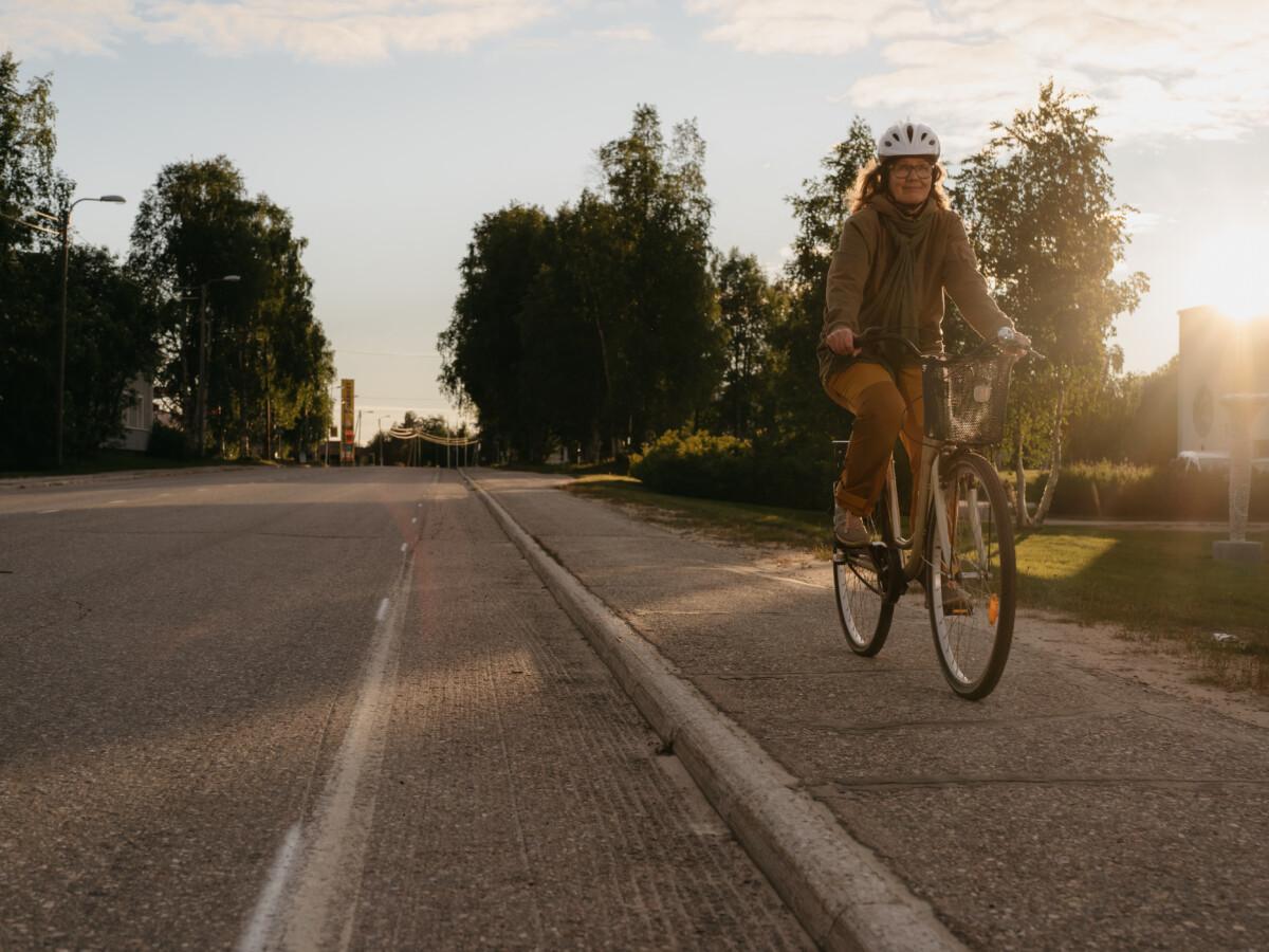 Henkilö pyöräilee Posion keskustassa