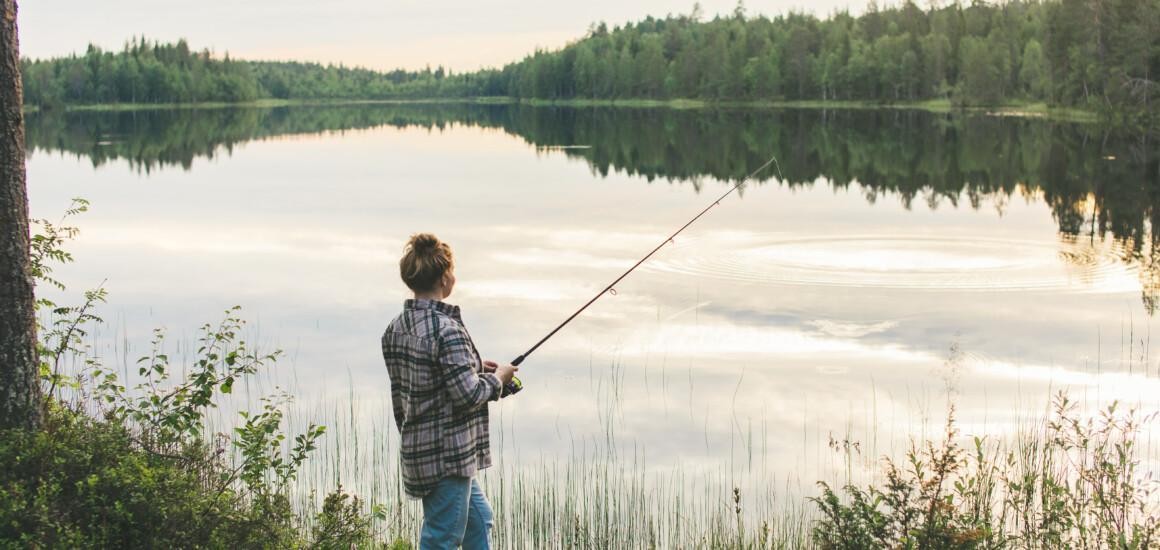 Henkilö kalastamassa järvellä