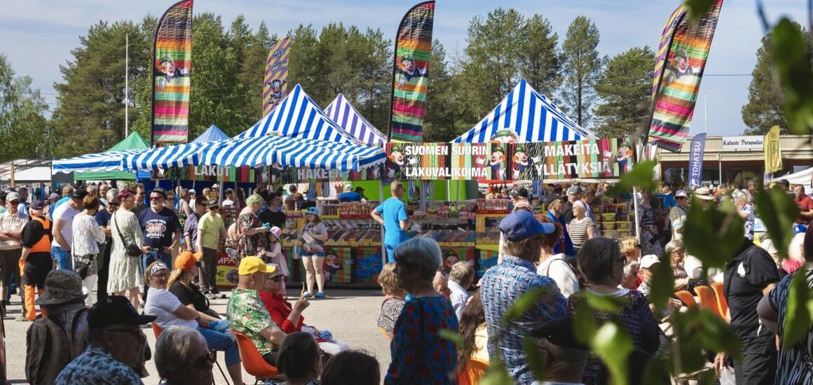 Muikkumarkkinoiden yleisöä Posion torilla