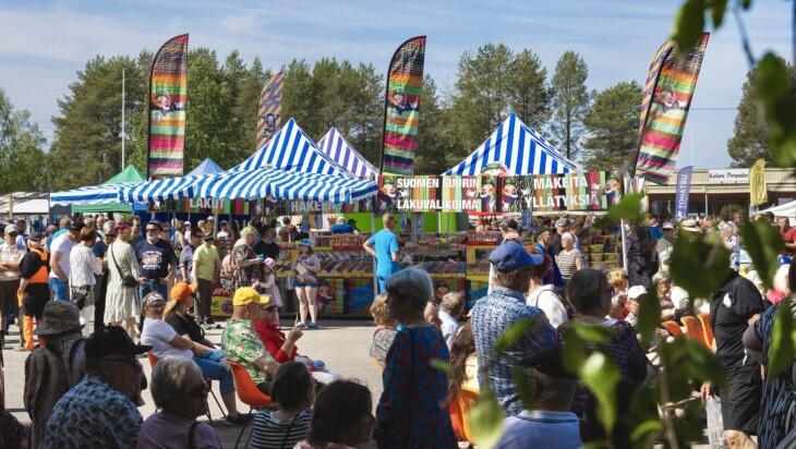 Muikkumarkkinoiden yleisöä Posion torilla