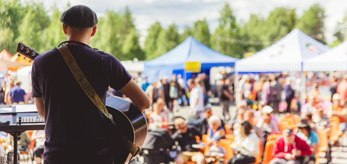 Muikkumarkkinoiden esiintyjä ja yleisöä