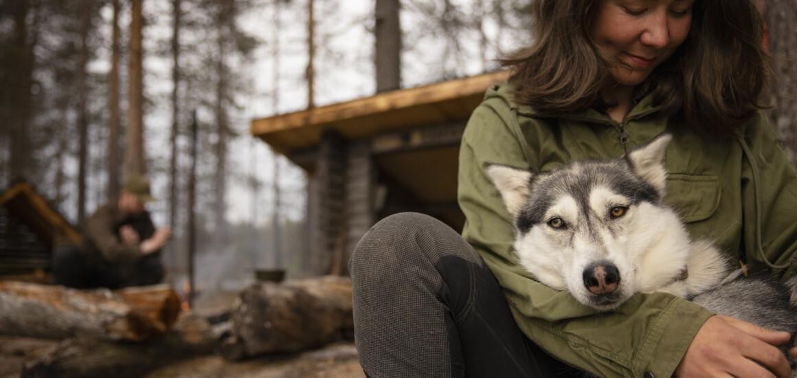 nainen ja koira laavulla