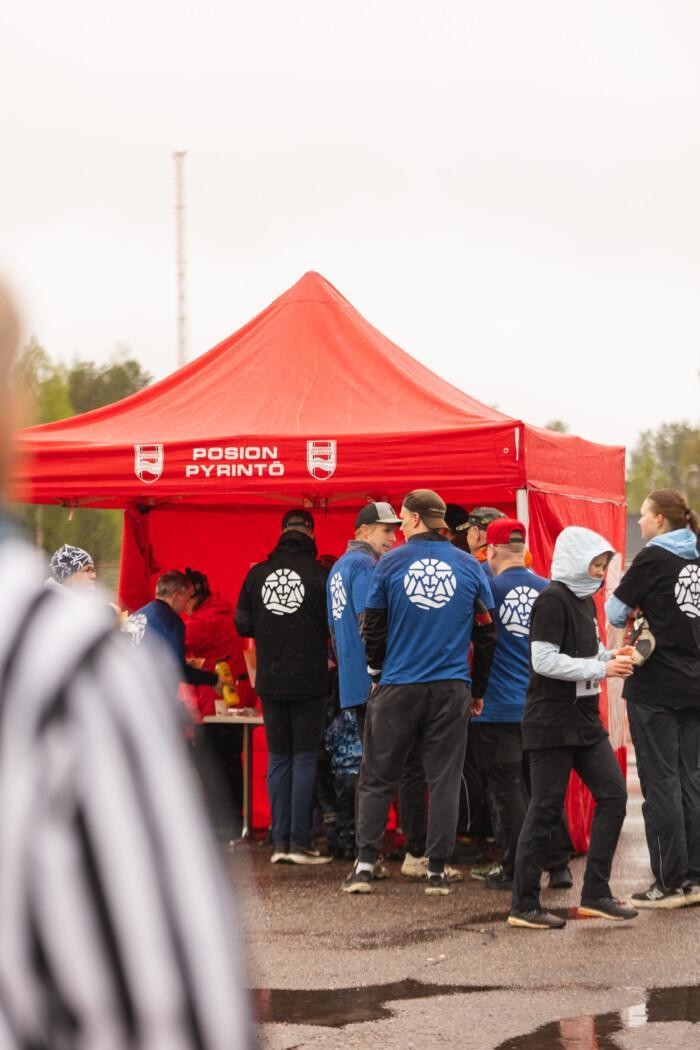 kahvioteltan edessä paljon ihmisiä
