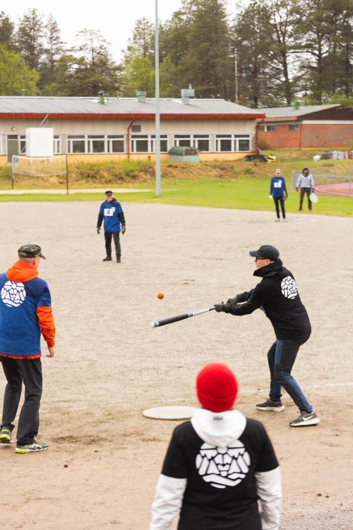 pelaaja on lyömässä pesäpalloa