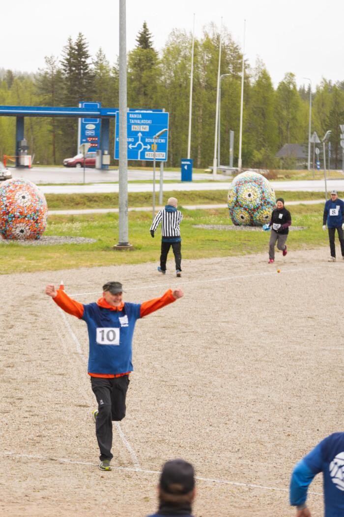 pelaaja juoksee iloisesti kädet ilmassa