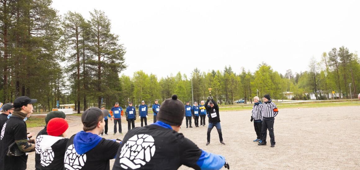 joukkue iloitsee palkintopokaalista