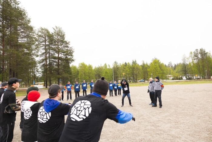 joukkue iloitsee palkintopokaalista