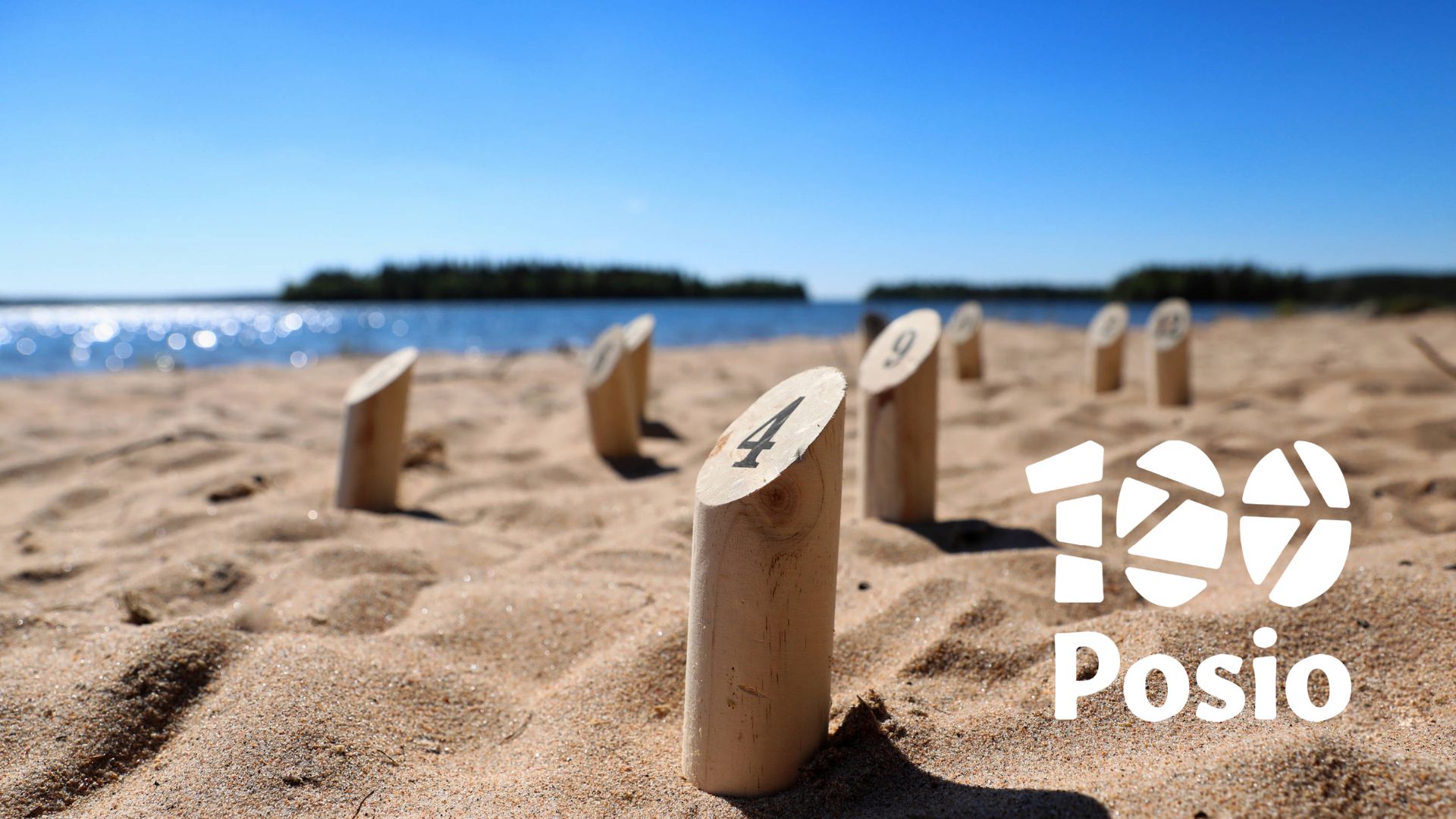 mölkky-peli hiekkarannalla