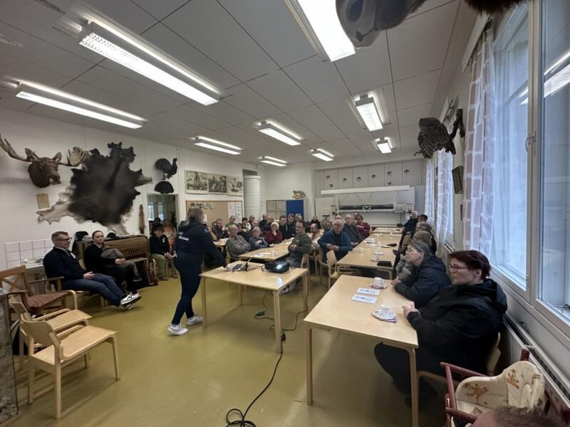 yleisöä kuuntelemassa puheenvuoroa