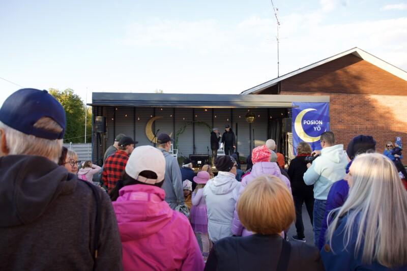 Posion-yö tapahtuman yleisöä, Pekka Jääskö lavalla