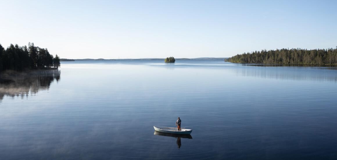 Mies kalassa järvellä