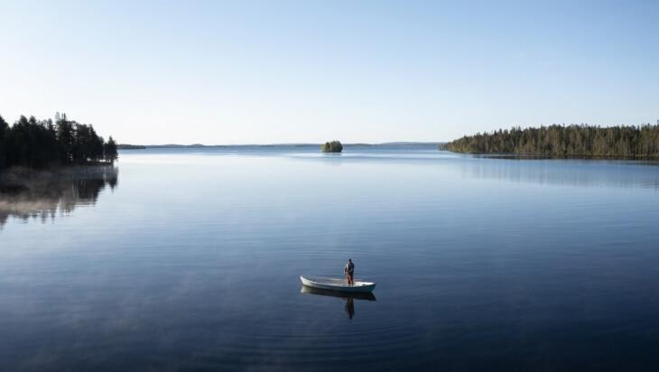 Mies kalassa järvellä