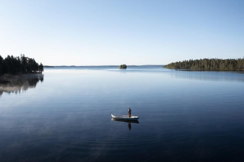 Mies kalassa järvellä