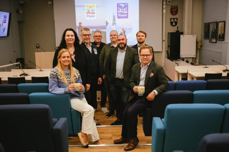 henkilöt yhteiskuvassaPosion kunnan valtuustosalissa