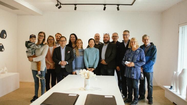 Henkilöt seisovat yhteiskuvassa Miki studion tiloissa