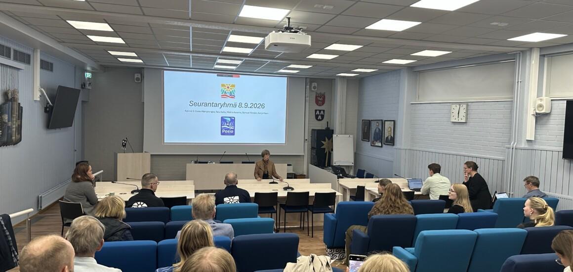 opiskelijoita Posion kunnan valtuustosalissa