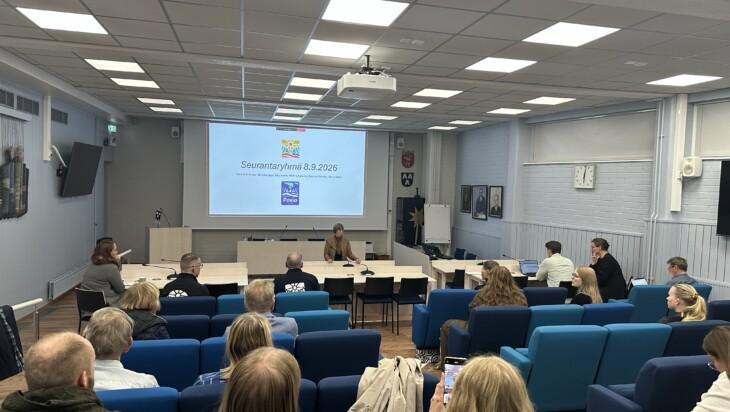 opiskelijoita Posion kunnan valtuustosalissa