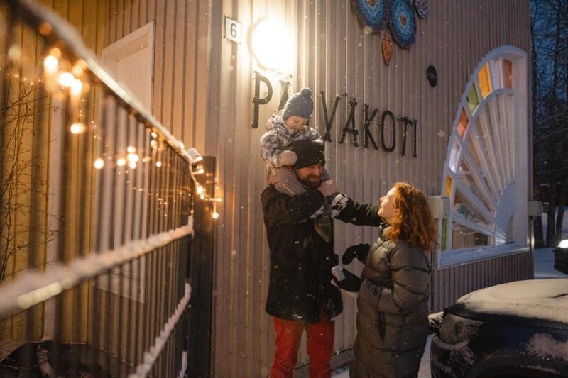 perhe Posion päiväkodin edustalla